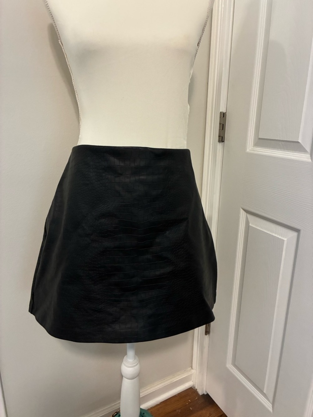 A&F Scarlett Mini Skort-Vegan Leather Croc Texture - Picture 2 of 4